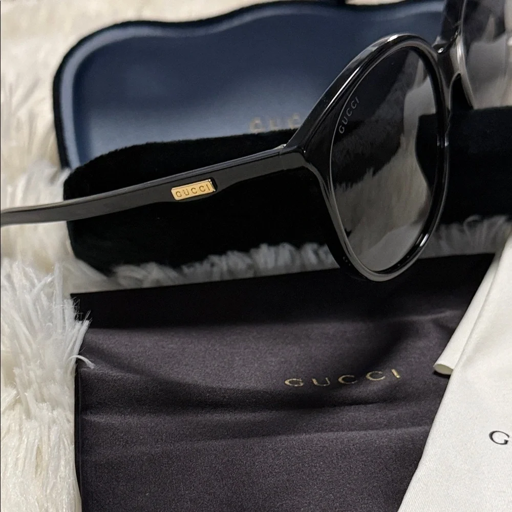 Gucci Black Round Sunglasses